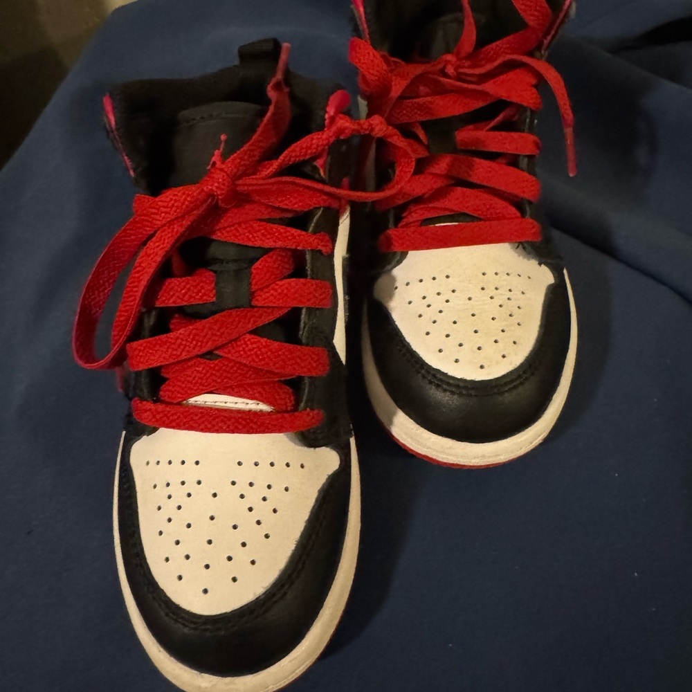 Stylish Kids Nike Air Jordan - Mid 1 with Red and Black Accents